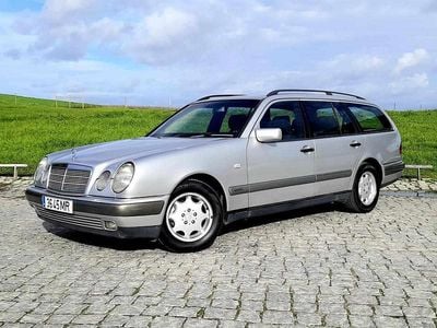 Cinzento Usado 1999 Mercedes E220 Carrinha | € 3.999 (Preço justo)