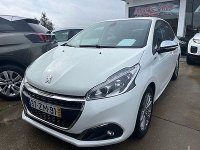Branco Usado 2019 Peugeot 208 Citadino | € 11.900 (Preço justo)