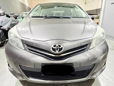 Usado Toyota Yaris 90 HP (66 kW) 2012 Cinzento Citadino