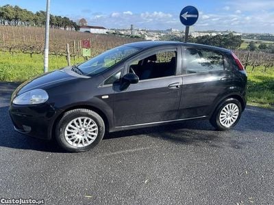 Usado Fiat Grande Punto 75 HP (55 kW) 2010 Preto Citadino