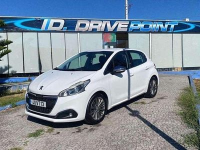 Branco Usado 2018 Peugeot 208 Allure Citadino | € 11.900 (Preço elevado)