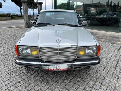 Usado Mercedes 230 132 HP (97 kW) 1985 Cinzento