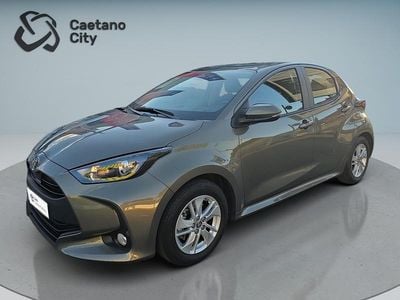 Bronze (pintura metalizada) Usado 2024 Toyota Yaris Comfort | € 23.900 (Preço justo)