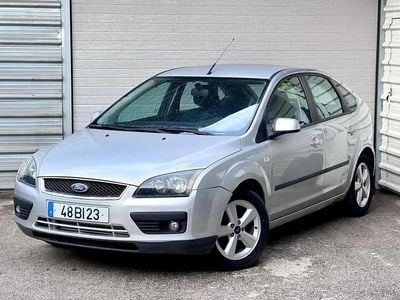 Usado Ford Focus Trend 105 HP (77 kW) 2006 Cinzento prata metalizado Citadino