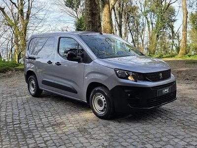 Usado Peugeot Partner Premium 100 HP (73 kW) 2023 Cinza prata Monovolume