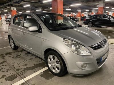 Usado Hyundai i20 Comfort 75 HP (55 kW) 2010 Cinza Citadino