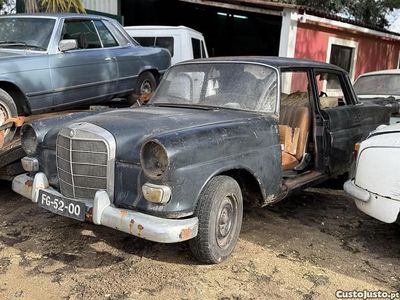 Usado Mercedes 200 100 HP (73 kW) 1980 Preto