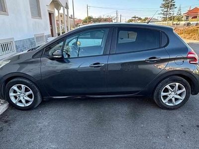 Cinzento Usado 2015 Peugeot 208 Citadino | € 8.500 (Preço justo)