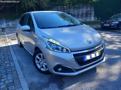 Cinza Usado 2018 Peugeot 208 Active Citadino | € 10.990 (Preço justo)