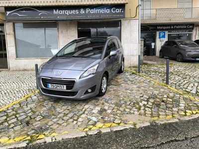 Usado Peugeot 5008 120 HP (88 kW) 2015 Cinzento Monovolume