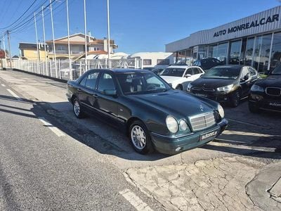 Usado Mercedes E220 Elegance 95 HP (69 kW) 1997 Azul escuro Sedan
