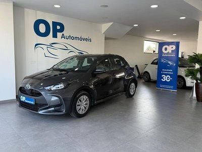 Usado Toyota Yaris Hybrid Sport 92 HP (67 kW) 2022 Preto Sedan
