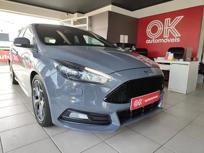 Usado Ford Focus Sport 250 HP (183 kW) 2015 Cinza antracite Citadino