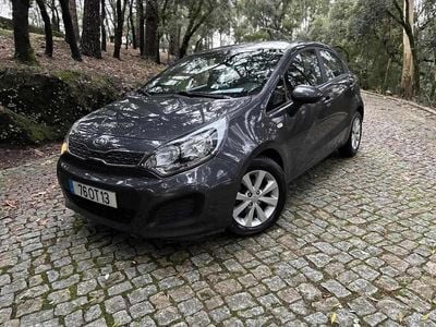 Usado Kia Rio 75 HP (55 kW) 2014 Antracite