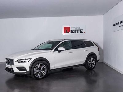 Branco gelo 614 Usado 2022 Volvo V60 CC Pro Carrinha | € 49.900