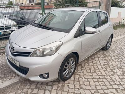 Cinza Usado 2014 Toyota Yaris Comfort | € 9.900 (Preço justo)