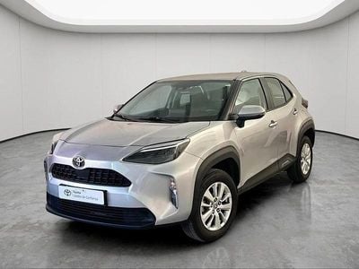 Cinza (pintura metalizada) Usado 2024 Toyota Yaris Comfort Sedan | € 26.750 (Preço justo)