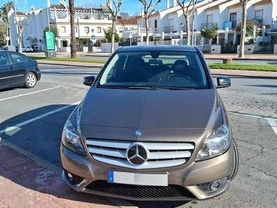 Usado Mercedes B180 109 HP (80 kW) 2014 Cinzento Monovolume
