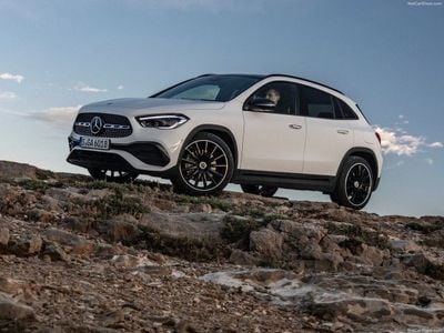 Usado Mercedes GLA250 Progressive 218 HP (160 kW) 2023 Branco SUV
