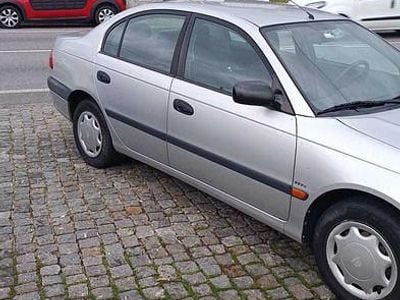 Usado 2001 Toyota Avensis Sedan | € 4.000