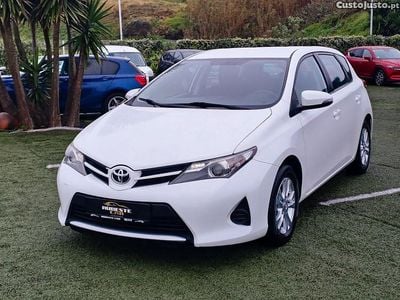 Usado Toyota Auris Active 90 HP (66 kW) 2014 Branco Citadino