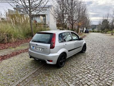 Cinza Usado 2007 Ford Fiesta Sedan | € 1.850 (Caro)