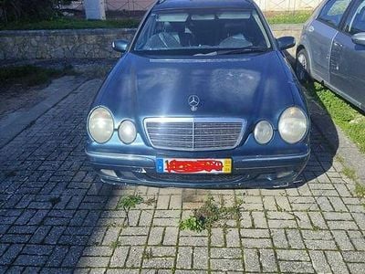 Usado 2000 Mercedes E270 Elegance Sedan | € 2.000