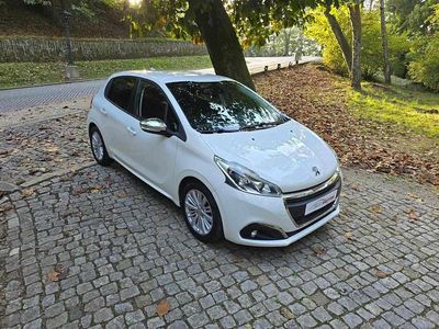 Branco Usado 2018 Peugeot 208 Citadino | € 9.750 (Preço justo)