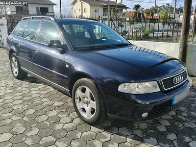 Usado Audi A4 115 HP (84 kW) 2000 Azul Carrinha