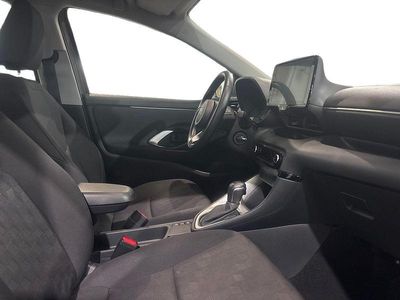 Bronze (pintura metalizada) Usado 2024 Toyota Yaris Comfort | € 24.750 (Preço justo)