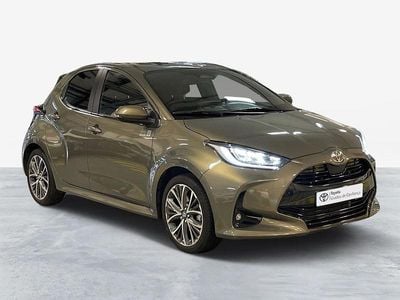 Bronze (pintura metalizada) Usado 2024 Toyota Yaris Luxury Sedan | € 27.750