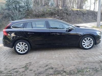 Preto Usado 2014 Volvo V60 Momentum Carrinha | € 11.250 (Preço justo)