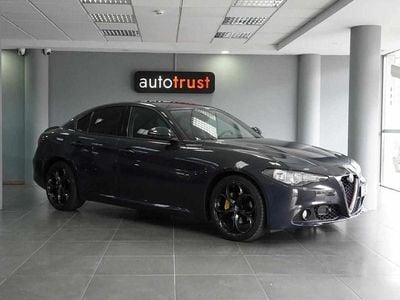 Usado Alfa Romeo Giulia 150 HP (110 kW) 2017 Cinzento Sedan