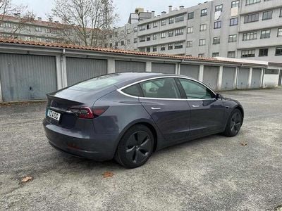 Cinzento Usado 2020 Tesla Model 3 Standard Range Plus Sedan | € 22.000 (Preço justo)