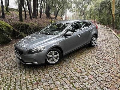 Cinzento Usado 2016 Volvo V40 | € 13.990 (Preço justo)