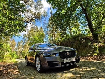 Usado Jaguar XE Prestige 180 HP (132 kW) 2015 Cinza escuro Sedan