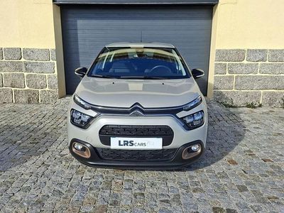 Cinzento platina/tecto preto e Usado 2023 Citroën C3 PureTech Citadino | € 14.990 (Preço justo)
