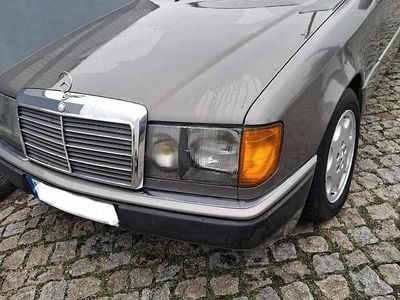 Cinzento Usado 1990 Mercedes E250 Sedan | € 2.500