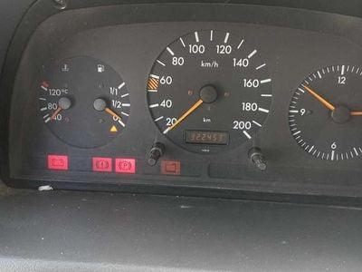 Usado Mercedes Vito 98 HP (72 kW) 1999 Verde Van