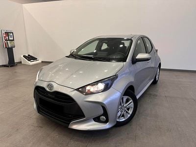 Cinza (pintura metalizada) Usado 2024 Toyota Yaris Comfort | € 24.750 (Preço justo)