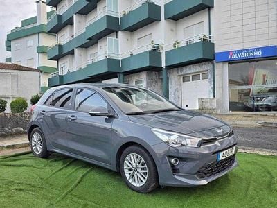 Usado Kia Rio 100 HP (73 kW) 2022 Cinzento