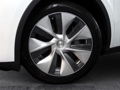 Branco Usado 2023 Tesla Model Y Standard Range SUV | € 39.999 (Preço justo)