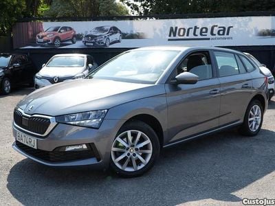 Branco Usado 2023 Skoda Scala Ambition Citadino | € 14.050 (Preço justo)