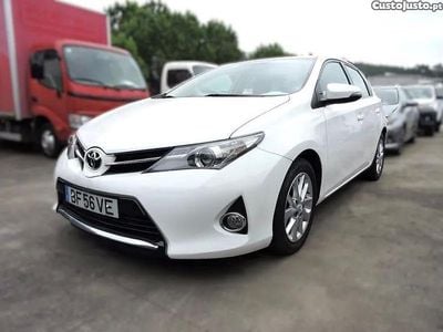 Usado Toyota Auris Comfort 90 HP (66 kW) 2014 Branco Citadino