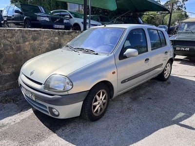 Usado Renault Clio II 110 HP (80 kW) 1998 Cinzento