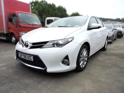 Usado Toyota Auris Comfort 90 HP (66 kW) 2014 Branco Citadino