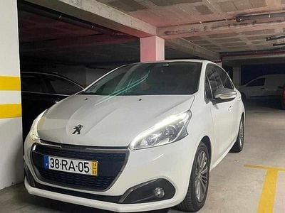 Branco Usado 2016 Peugeot 208 Allure Citadino | € 9.800 (Preço justo)