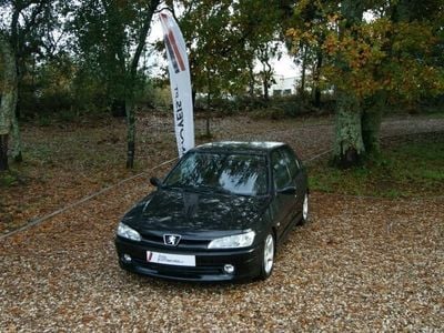 Usado Peugeot 306 90 HP (66 kW) 1999 Preto (metalizado) Citadino