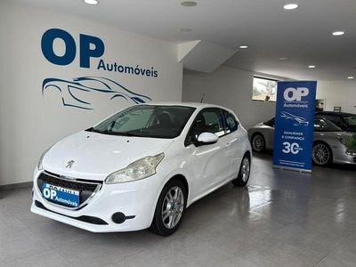 Branco Usado 2014 Peugeot 208 Access Citadino | € 7.950 (Preço justo)