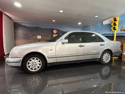 Usado Mercedes E200 Classic 136 HP (100 kW) 1998 Outra